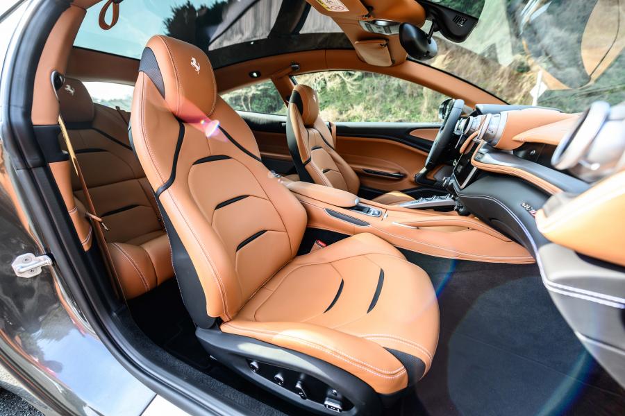 Интерьер Ferrari GTC4Lusso 2016 года  (JP) (фото 6 из 24)